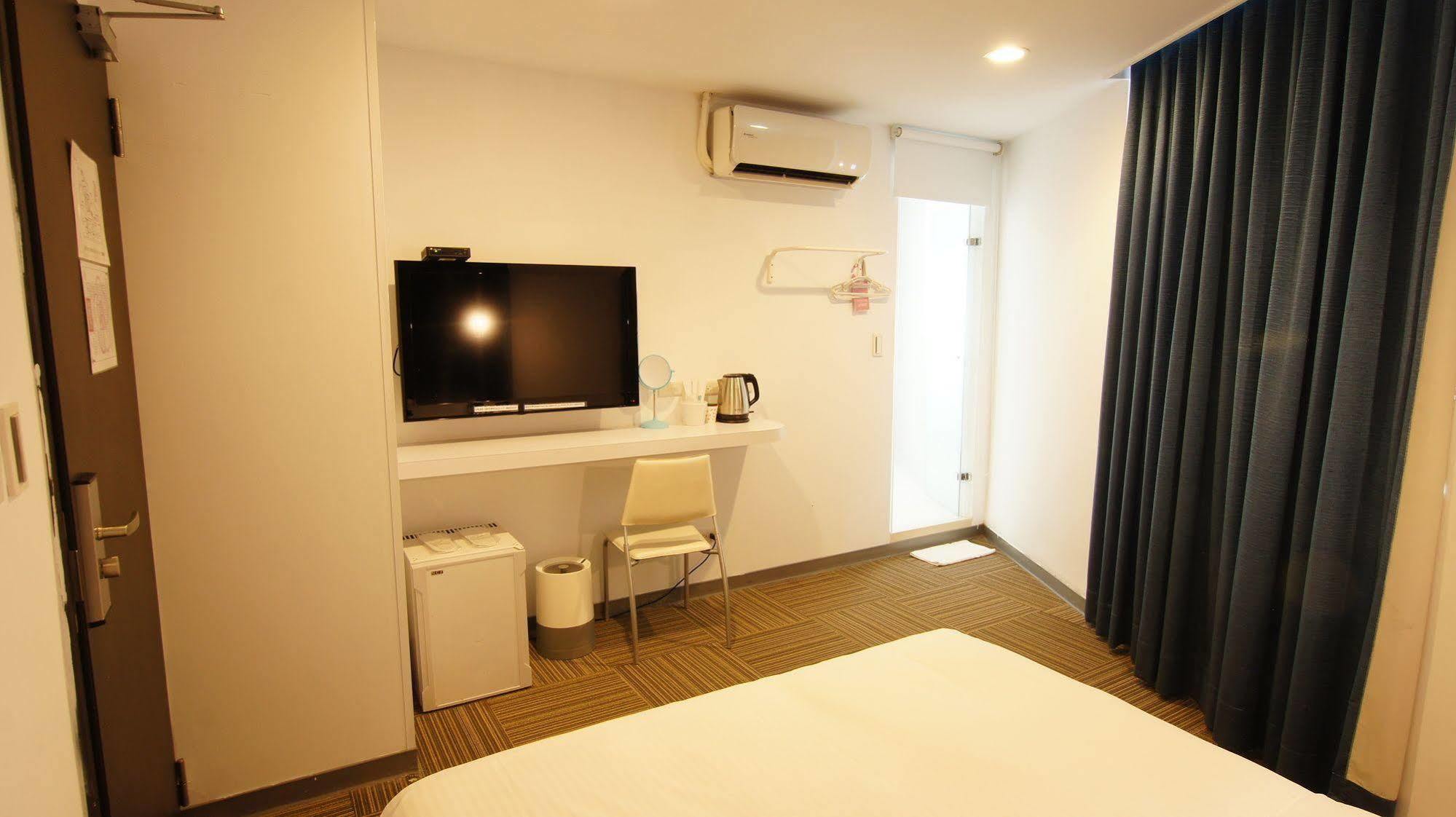 Ulysses Hotel Taipei Main Station Exterior photo